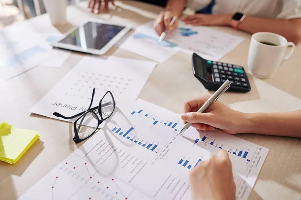 女性起業家の手がオフィスの机に座って販売データで財務チャートを分析します — ストック写真