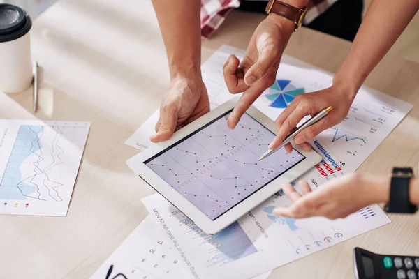 Dłonie Przedsiębiorców Wskazujących Ekran Tabletu Małymi Wykresami Omawiających Strategię Marketingową — Zdjęcie stockowe