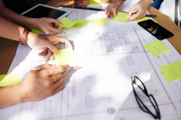 Team Ingenjörer Som Skriver Idéer Klistermärken När Arbetar Med Byggprojekt — Stockfoto