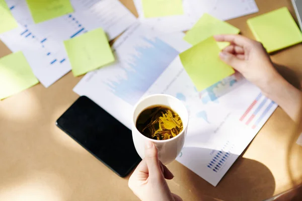 Financieel Analist Drinken Van Kruidenthee Bij Het Werken Met Rapporten — Stockfoto