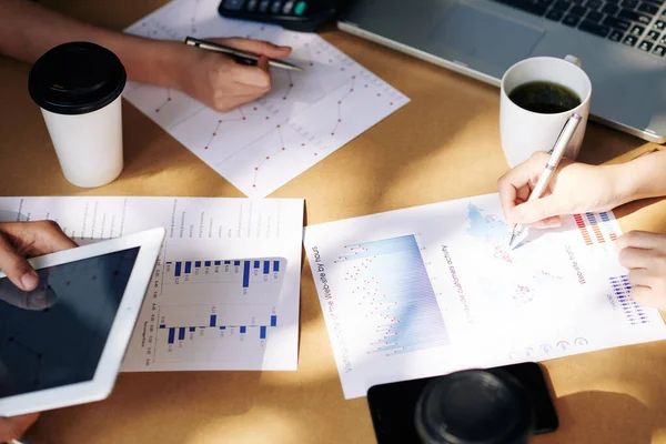 Team Van Financiële Managers Die Grafieken Diagrammen Analyseren Marketingstrategie Ontwikkelen — Stockfoto