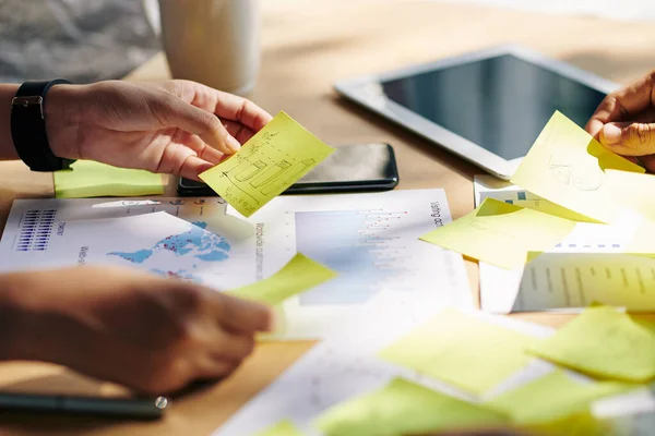 Equipe Negócios Verificando Adesivos Com Novas Ideias Durante Sessão Brainstorming — Fotografia de Stock