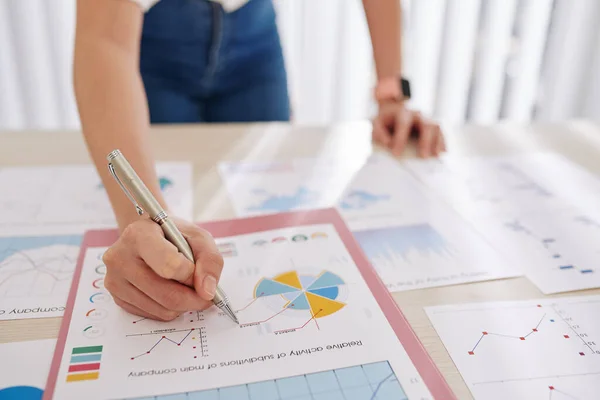 Молодая Предпринимательница Проверяет Показатели Финансовых Диаграммах Анализирует Данные Различных Отчетов — стоковое фото