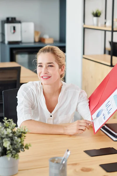 Hermosa Joven Dama Negocios Sonriente Que Señala Gráfico Financiero Sus —  Fotos de Stock