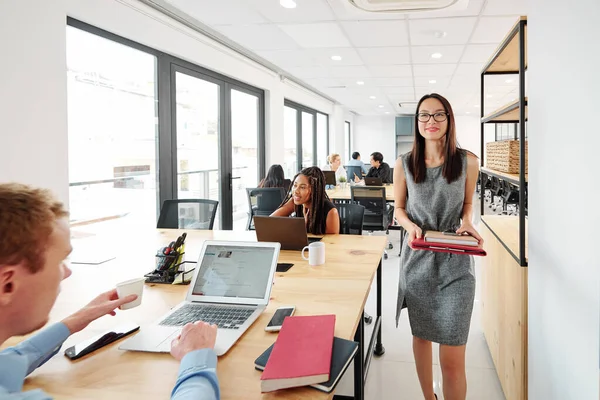 Happy Young Asian Businesswoman Walking Office Desks Her Colleagues — Stock Photo, Image