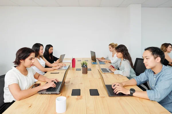 Desenvolvedores Software Jovens Que Trabalham Laptops Grande Mesa Escritório Madeira — Fotografia de Stock