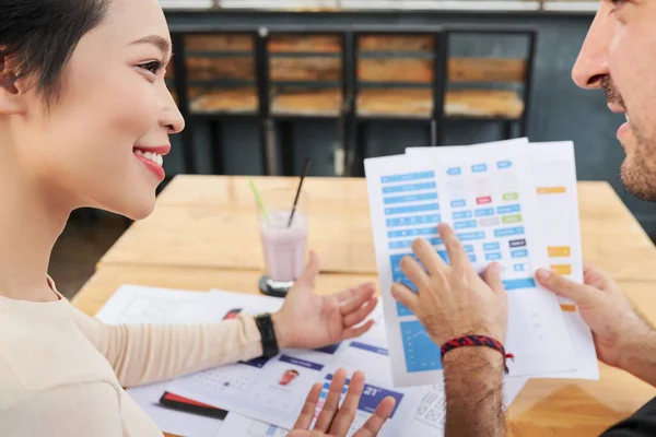 Unga Positiva Företagsledare Som Analyserar Dokument Med Kreativa Idéer För — Stockfoto