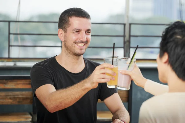 Feliz Sorrindo Jovens Vidros Aperto Com Coquetéis Deliciosos Doces Celebrar — Fotografia de Stock