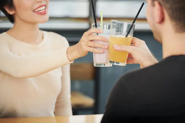 Beskuren Bild Vänner Som Skålar Med Glas Alkoholfria Cocktails När — Stockfoto