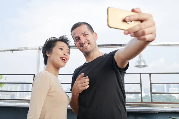 Gelukkige Multi Etnische Vrienden Collega Die Het Dak Staan Selfie — Stockfoto