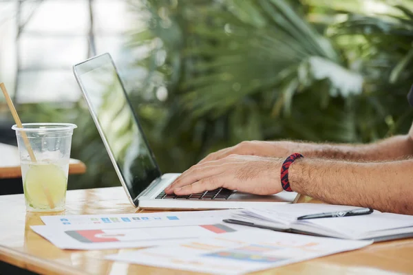 Die Hände Des Freiberuflichen Designers Sitzen Cafétisch Und Arbeiten Der — Stockfoto