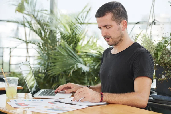 Designer Controllare Documenti Stampati Fronte Lui Quando Lavora Computer Portatile — Foto Stock