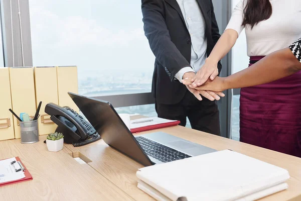 Geschäftsteam Stapelt Hände Über Büroschreibtisch Einander Vor Dem Langen Arbeitstag — Stockfoto