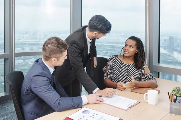 Business Executives Discussing Terms Contract Meeting Businesswoman Defending Her Point — Stock Photo, Image
