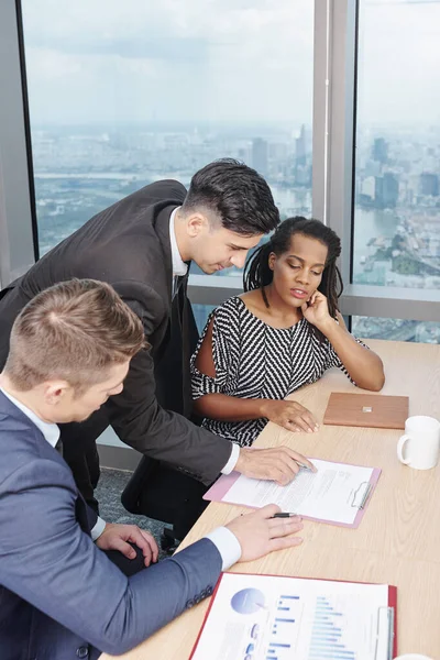 Gruppo Colleghi Affari Seri Che Discutono Dettagli Del Contratto Nel — Foto Stock