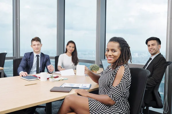 Positivo Sorriso Black Business Lady Incontro Con Colleghi Discutere Relazioni — Foto Stock