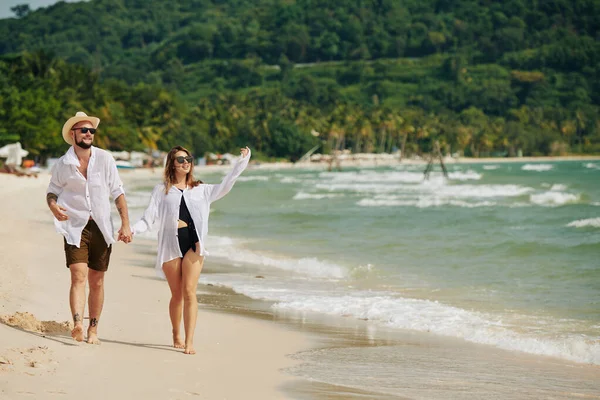 Feliz Jovem Casal Passar Lua Mel Praia Mãos Dadas Caminhar — Fotografia de Stock