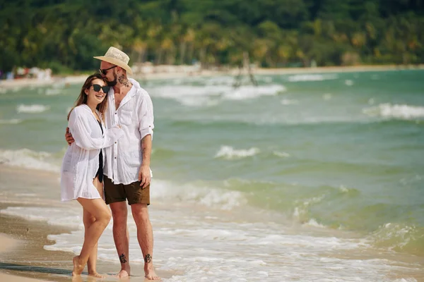 Jóvenes Abrazando Esposa Besándola Frente Cuando Encuentran Playa Día Verano —  Fotos de Stock