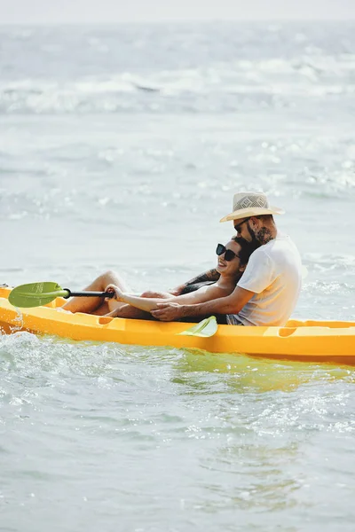 幸せな笑顔若いカップルで愛カヤックで湖一緒に — ストック写真