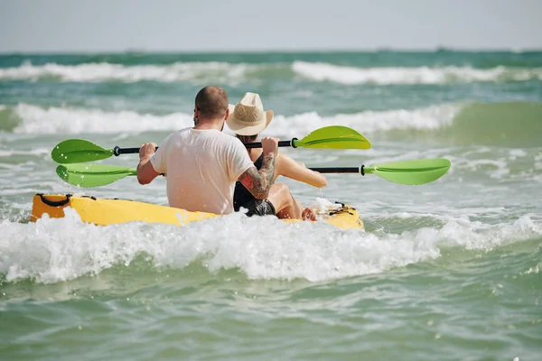 Joven Pareja Disfrutando Del Kayak Mar Través Las Olas Vista — Foto de Stock