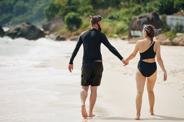 Feliz Jovem Casal Segurando Mãos Andar Praia Depois Snorkeling — Fotografia de Stock