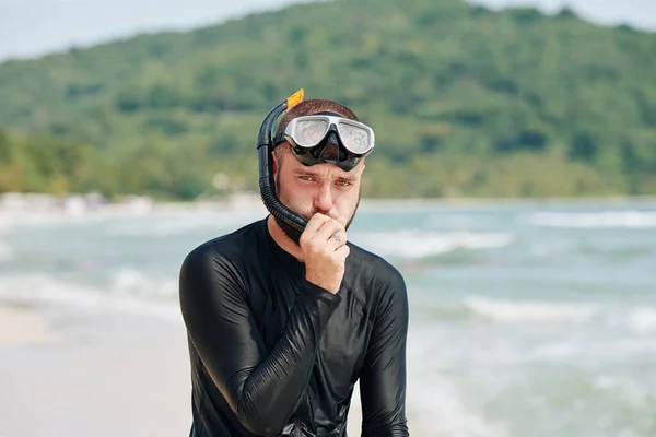 Bonito Jovem Soprando Através Snorkel Depois Mergulho Mar — Fotografia de Stock