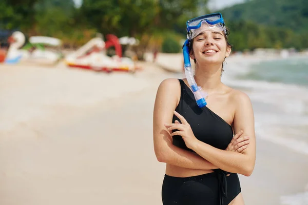 Vacker Ung Leende Kvinna Står Stranden Med Snorkling Mask Efter — Stockfoto