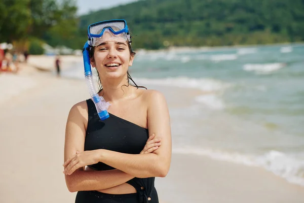 Attraktiv Ung Skrattande Kvinna Baddräkt Och Snorkling Mask — Stockfoto