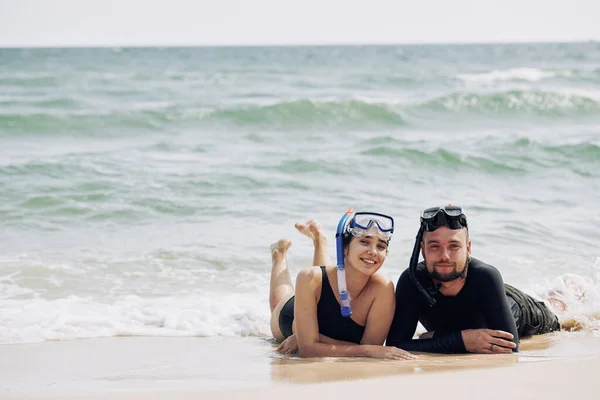 美しい笑顔のボーイフレンドとガールフレンドは海でシュノーケリングした後 ビーチで休んで — ストック写真