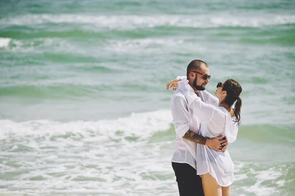 Hugging Kissing Young Couple Standing Beach Beautiful Sea Waves — Stock Photo, Image