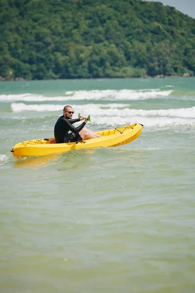 Jóvenes Con Kayak Paddle Mar Días Soleados —  Fotos de Stock