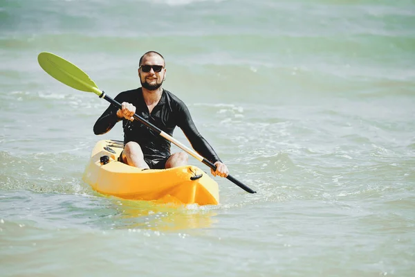 Maravilloso Hombre Joven Sonriente Gafas Sol Disfrutando Kayak Mar Caliente — Foto de Stock
