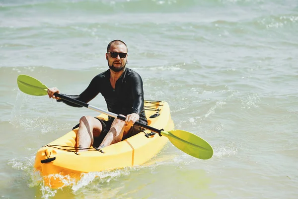 Fit Jovem Preto Manga Comprida Camisa Paddling Amarelo Caiaque Mar — Fotografia de Stock