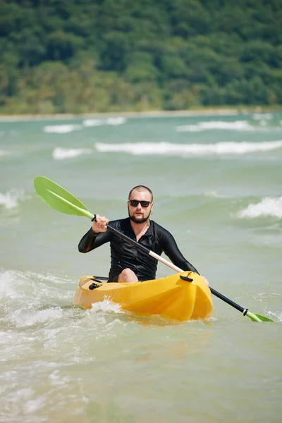 Jóvenes Serios Gafas Sol Kayak Olas Mar Día Soleado —  Fotos de Stock