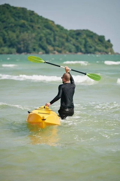 Jóvenes Portadores Lancha Kayak Palangre Punto Entrar Mar —  Fotos de Stock
