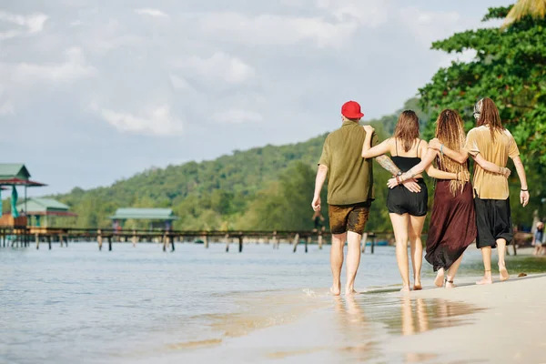 Abbracciare Amici Piedi Sulla Spiaggia Isola Tropicale Mattino — Foto Stock