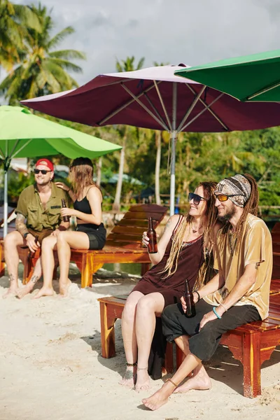 Grupa Uśmiechniętych Młodych Ludzi Odpoczywających Plaży Pijących Smaczne Zimne Piwo — Zdjęcie stockowe