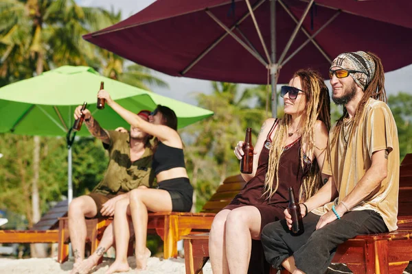 Pozytywni Ludzie Siedzący Chaise Lounge Plaży Pijący Piwo Cieszący Się — Zdjęcie stockowe