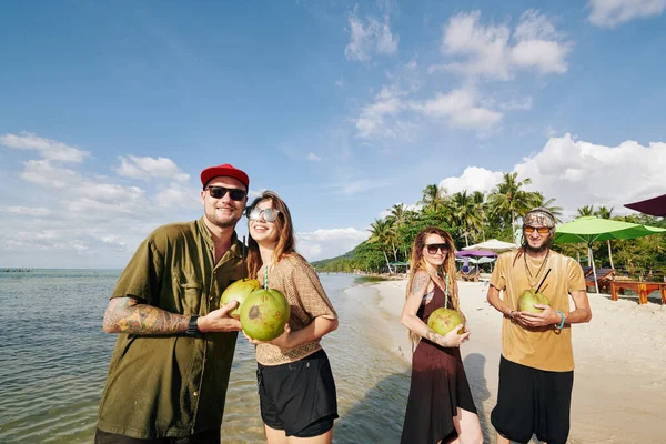 Grupo Jovens Amigos Positivos Com Coquetéis Coco Desfrutando Dia Ensolarado — Fotografia de Stock