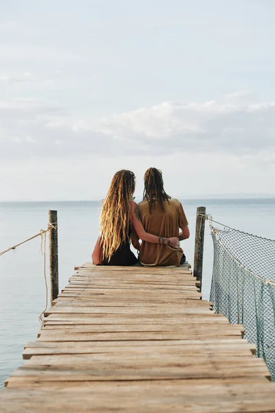 Coppia Innamorata Seduta Sul Molo Legno Godendo Bellissimo Paesaggio Marino — Foto Stock