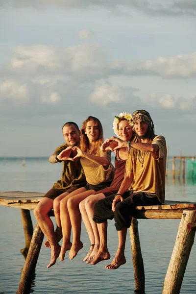 Dos Parejas Felices Enamoradas Sentadas Embarcadero Madera Atardecer Rayos Solares — Foto de Stock