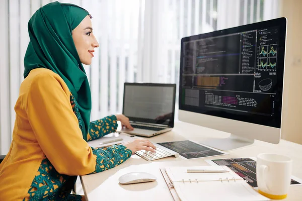 Desarrollador Software Femenino Código Programación Que Trabaja Ordenador Portátil — Foto de Stock