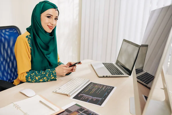 Bastante Mujer Desarrollador Software Mensajes Texto Compañero Trabajo Después Comprobar — Foto de Stock