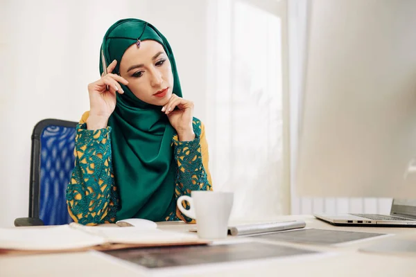 Portrét Mladé Muslimské Podnikatelky Přemýšlející Nápadech Novou Marketingovou Strategii — Stock fotografie