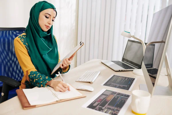 Ingeniera Software Femenina Comprobando Documentos Con Código Programación Impreso Tomando — Foto de Stock