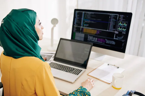 Vážná Žena Softwarový Inženýr Pracující Počítači Notebooku Své Kanceláři — Stock fotografie