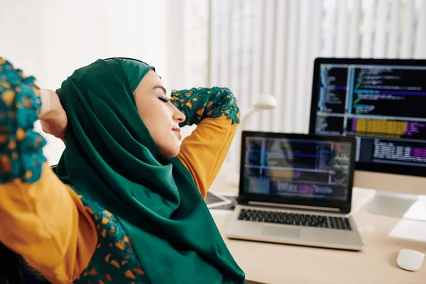 Mujer Musulmana Joven Estirándose Silla Después Trabajar Código Programación — Foto de Stock