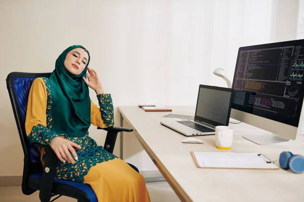 Jonge Moslim Vrouw Met Korte Pauze Slapen Haar Bureaustoel Het — Stockfoto