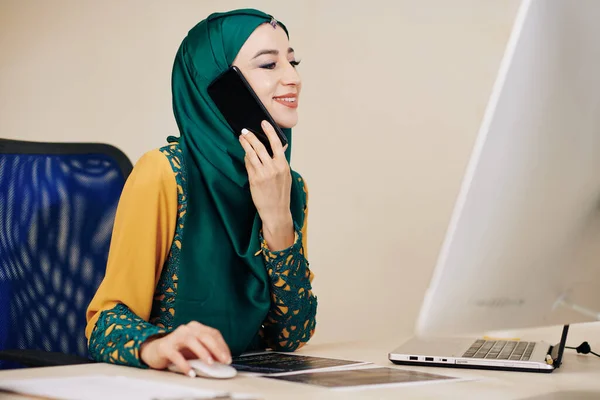 Улыбающаяся Молодая Красивая Деловая Женщина Традиционном Хиджабе Работающая Компьютером Разговаривающая — стоковое фото