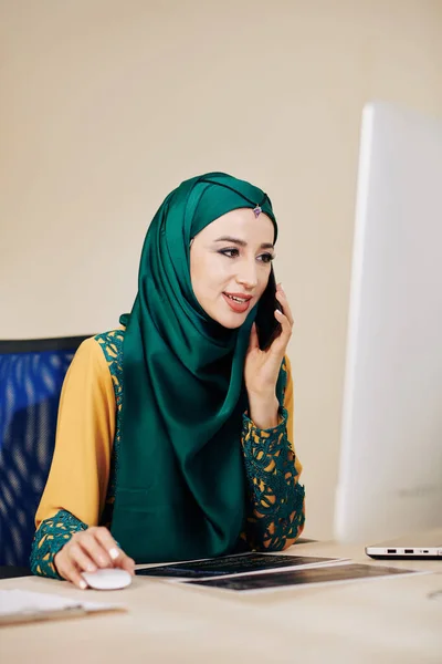 Portrait Young Muslim Software Engineer Talking Phone Client Checking Details — Stock Photo, Image